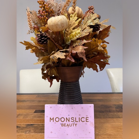 Moonslice Beauty eyeshadow palette - Picture 2 of 2